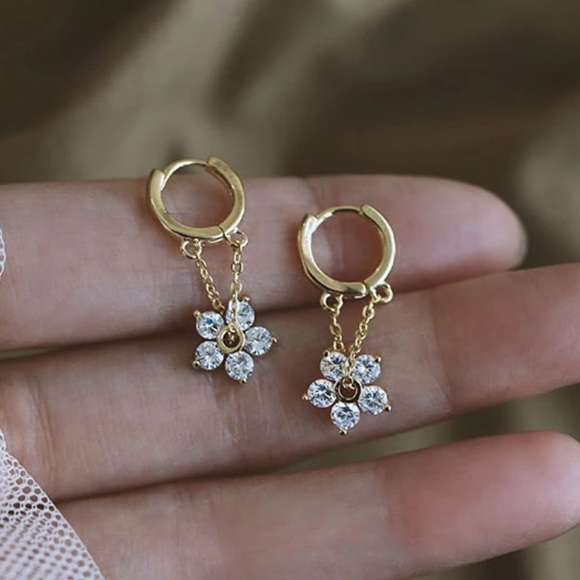 🌼Insta gold plated flower hoop earrings - Picture 5 of 5